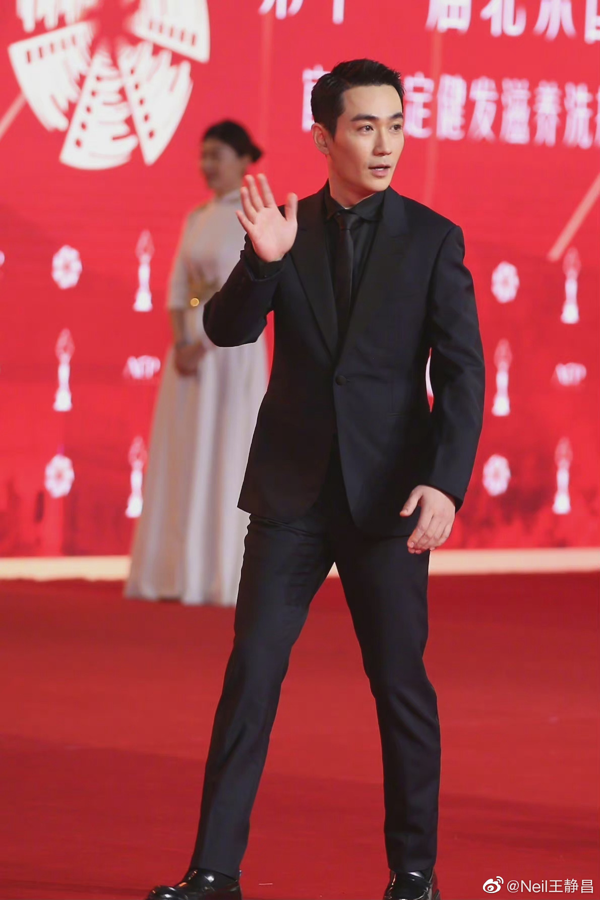 亮相北影节红毯,全身黑色标准男演员红毯装束