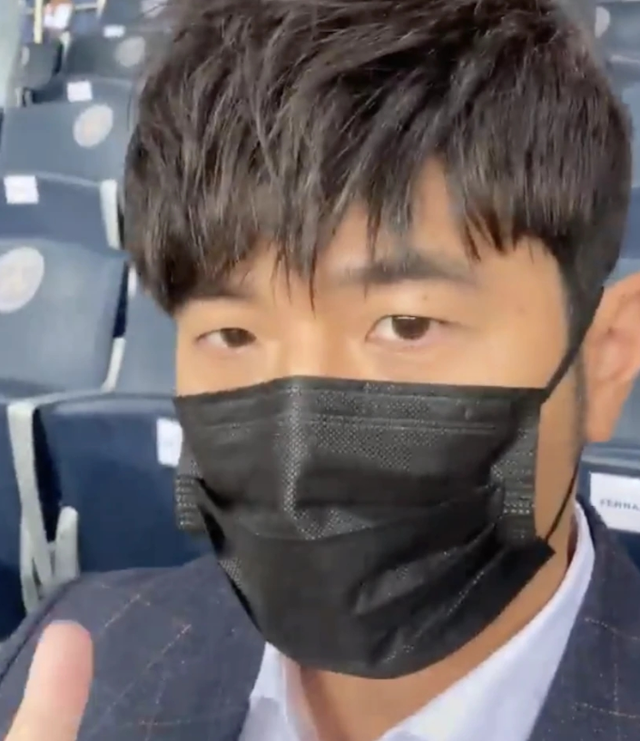 周杰伦和昆凌观战梅西球赛,穿西装好帅气,昆凌镜头前手舞足蹈