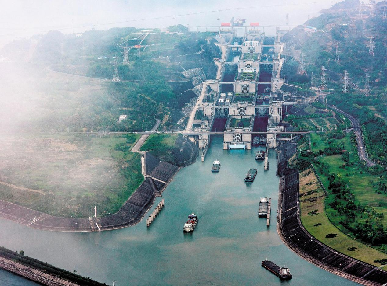 图为三峡船闸全貌三峡大坝的出现,极大方便了长江流域的航运,为了方便