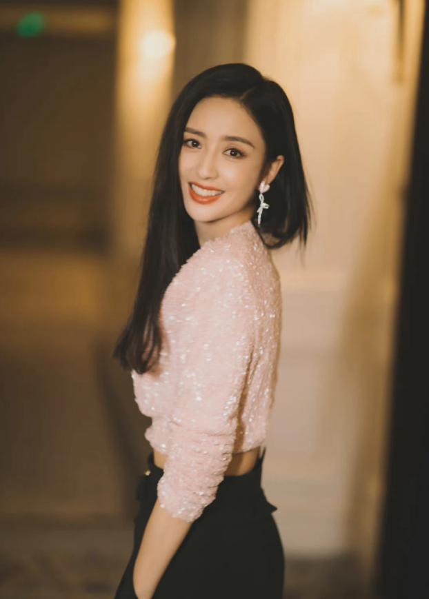 离婚后的佟丽娅状态好到爆，粉亮片衣美丽大方，笑容明媚身材卓绝休闲区蓝鸢梦想 - Www.slyday.coM