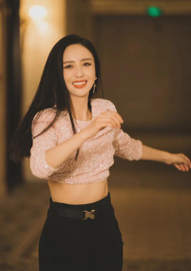 离婚后的佟丽娅状态好到爆，粉亮片衣美丽大方，笑容明媚身材卓绝休闲区蓝鸢梦想 - Www.slyday.coM