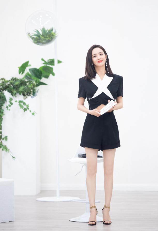 离婚后的佟丽娅状态好到爆，粉亮片衣美丽大方，笑容明媚身材卓绝休闲区蓝鸢梦想 - Www.slyday.coM