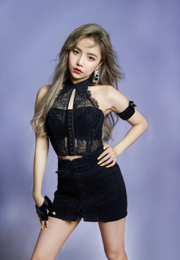 安崎机场生图,牛仔套装简约休闲,三分短裤秀纤细长腿