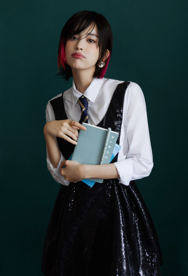 娜扎化身甜酷女孩,白衬衣搭个性领带,粉色挑染短发酷飒有型