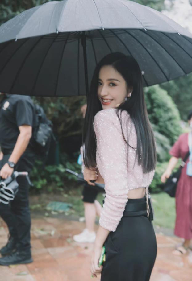 离婚后的佟丽娅状态好到爆，粉亮片衣美丽大方，笑容明媚身材卓绝休闲区蓝鸢梦想 - Www.slyday.coM