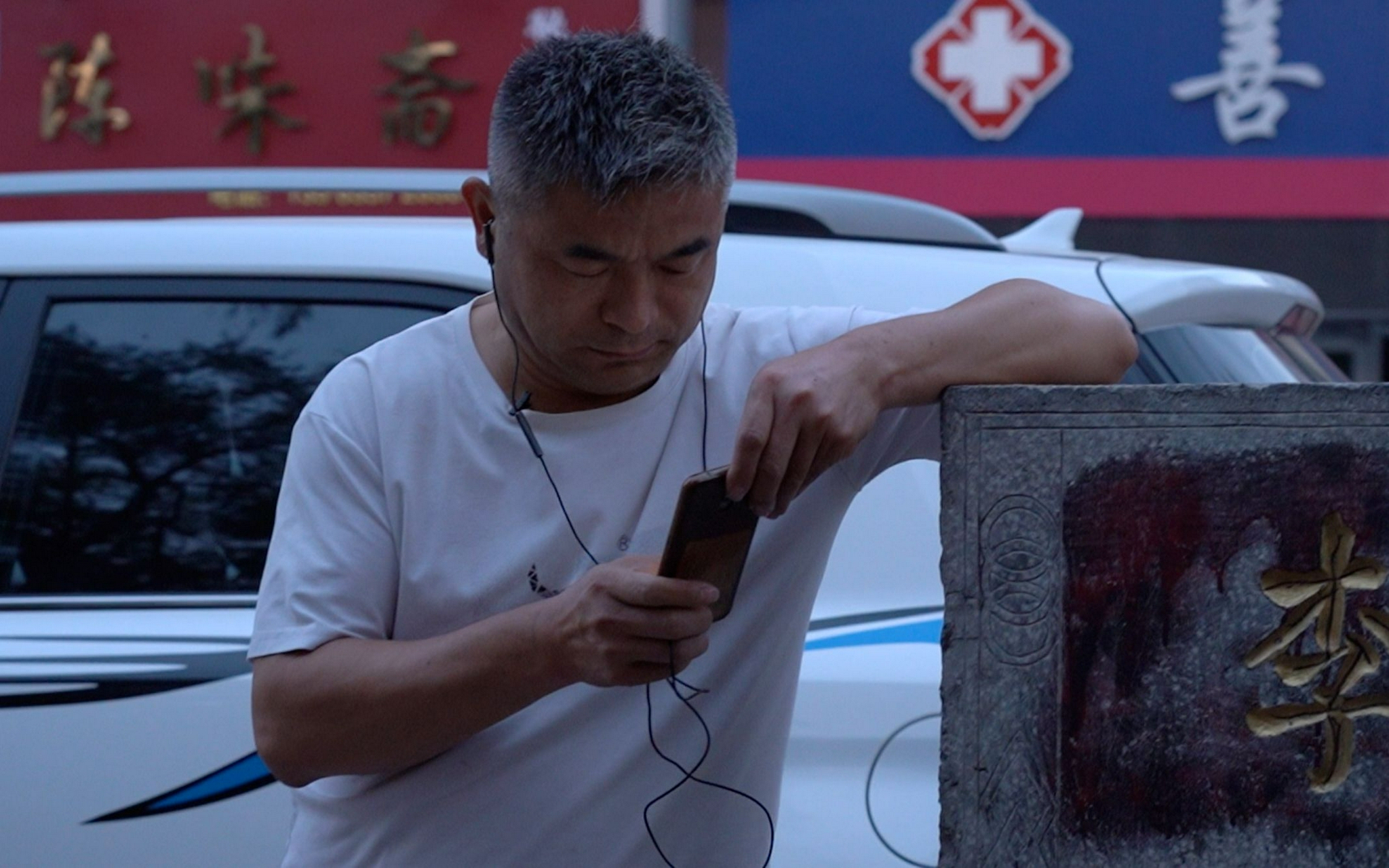 9月13日傍晚,在山东聊城李太屯小区附近的一条路上,郭刚堂指点着当年