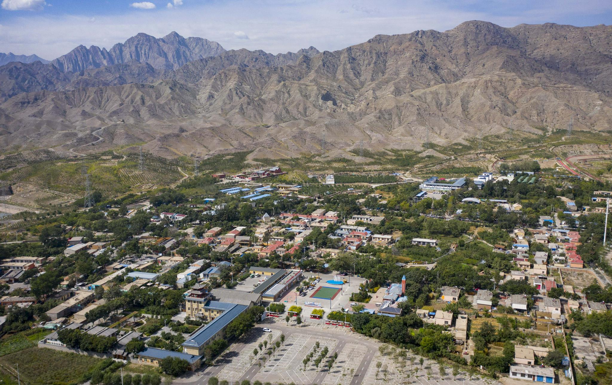 9月20日拍摄的宁夏石嘴山市大武口区龙泉村(无人机照片).