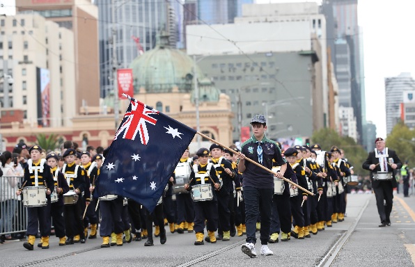 资料图：2019年4月25日，在澳大利亚墨尔本，参加“澳新军团日”纪念活动的队伍在行进中。新华社记者 白雪飞 摄