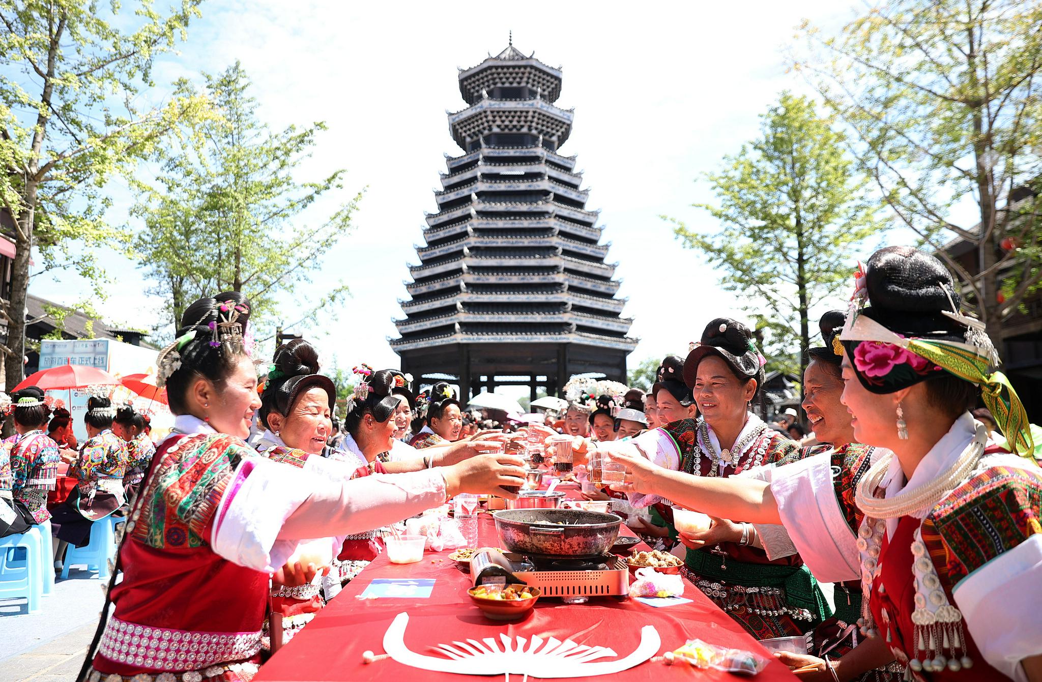 贵州丹寨丰收长桌宴欢乐度假期