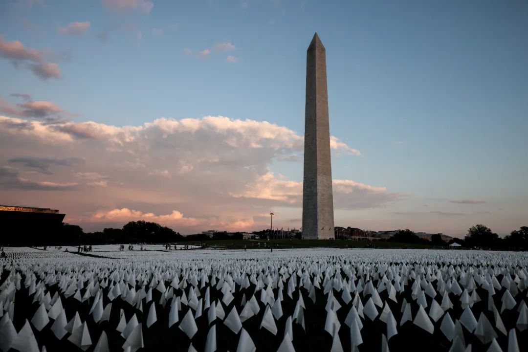 △当地时间2021年9月18日，华盛顿国家广场上插着数十万白色旗帜，悼念新冠肺炎病亡者。（图自视觉中国）