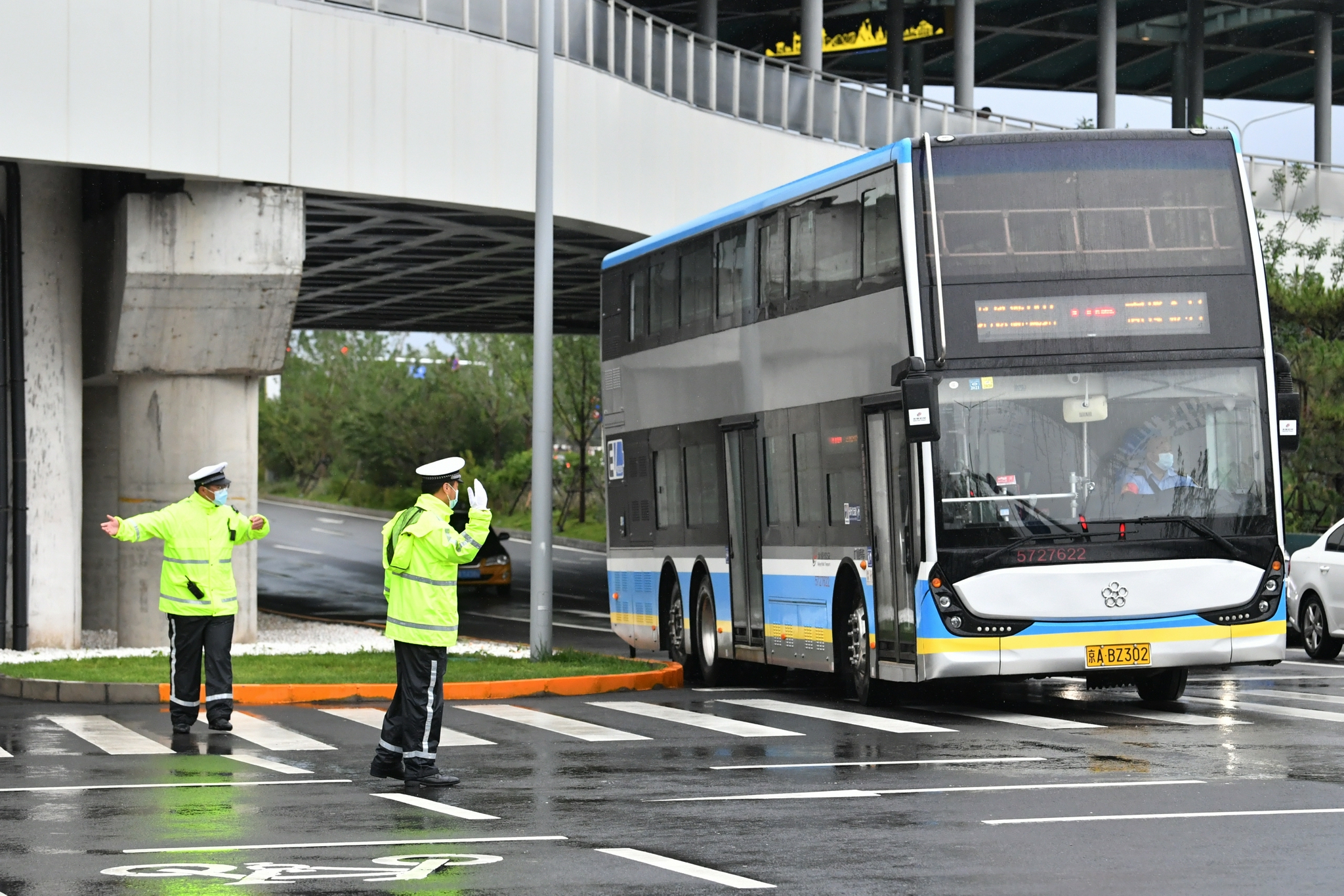 北京环球度假区开园首日游客穿巫师袍交警冒雨执勤