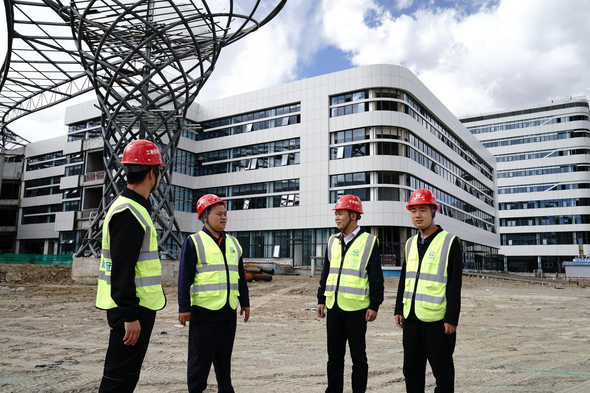 新华全媒+｜隔空举杯共明月——感受高原建设者的中秋思念休闲区蓝鸢梦想 - Www.slyday.coM