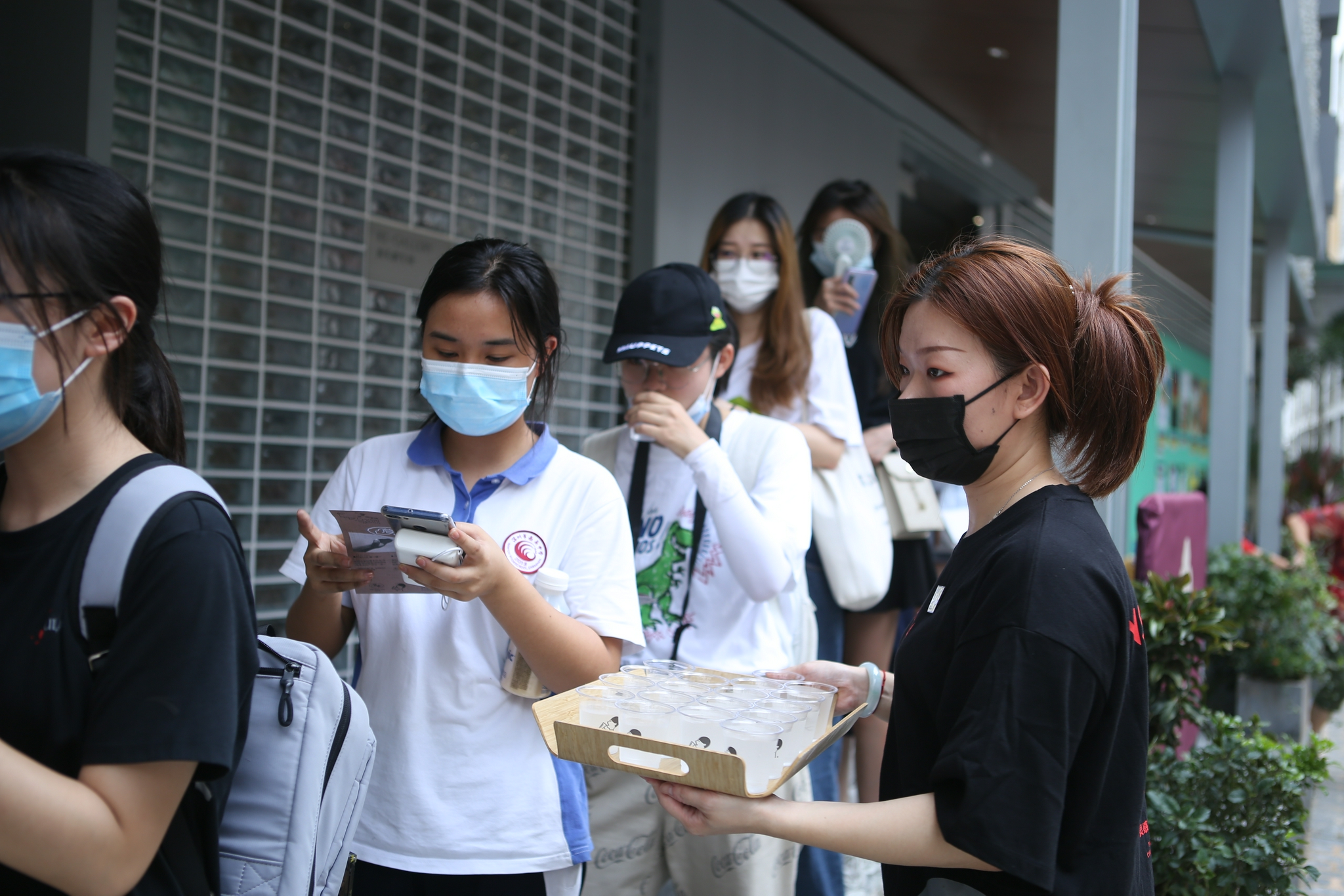 开业第一天热度"爆表",喜茶首家手造店为何吸引这么多人来打卡?