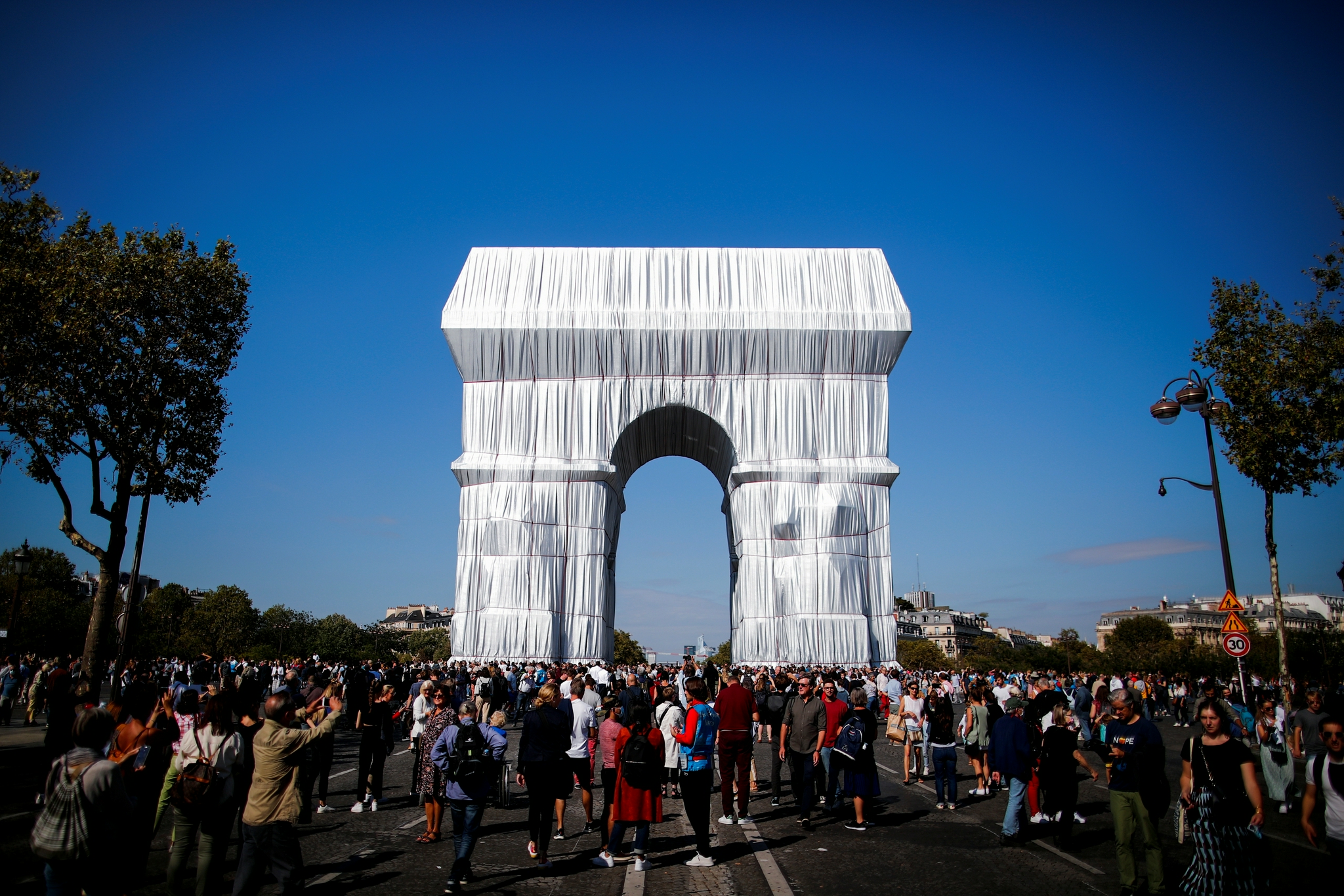 欣赏穿上"新衣"的凯旋门