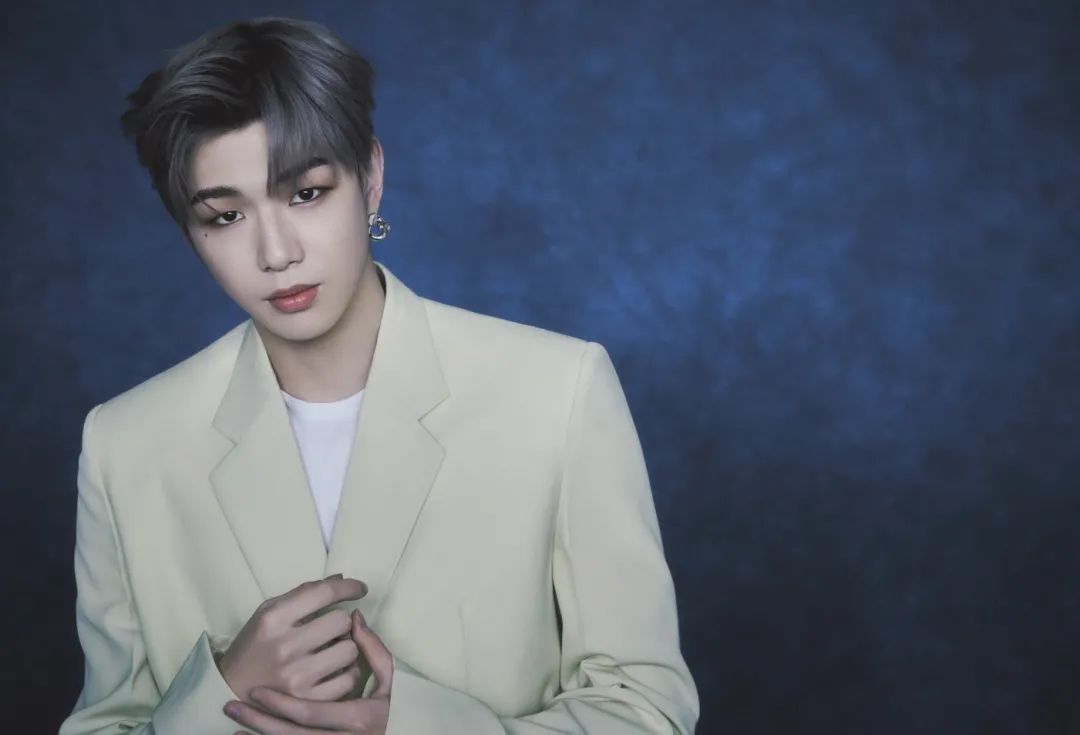 主持人姜丹尼尔在《produce 101》中以第一名出道,被称为「国民中心」