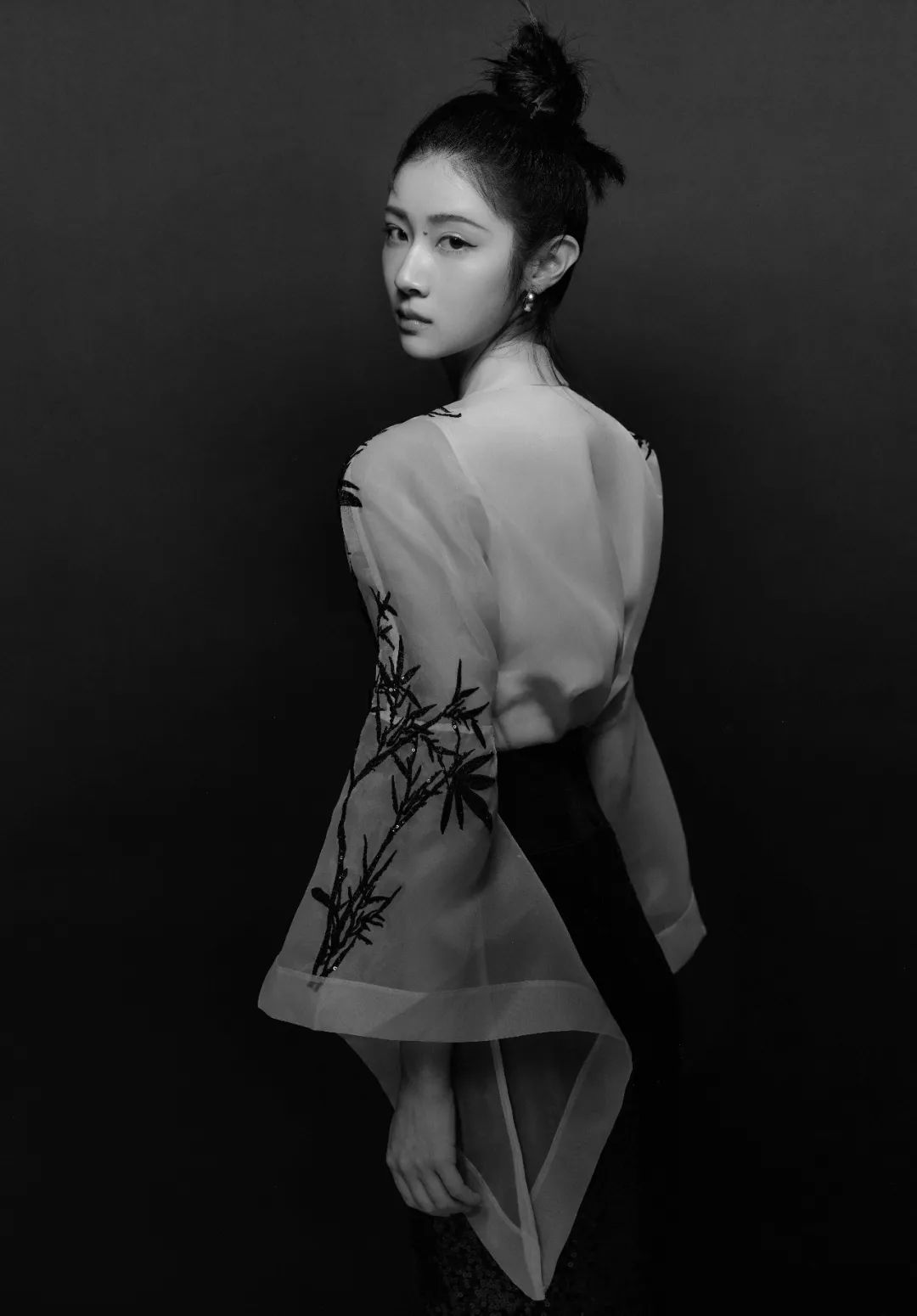 在芊蔚的清冷的人声指引下,来自古老东方的古琴与发源西方的当代电子