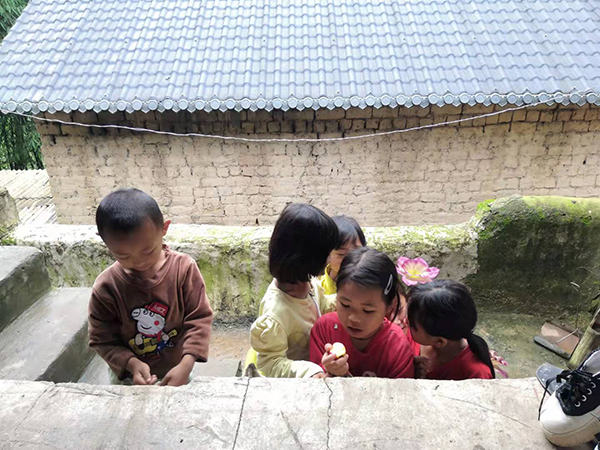 宗腊村的孩子们。澎湃新闻记者明鹊图