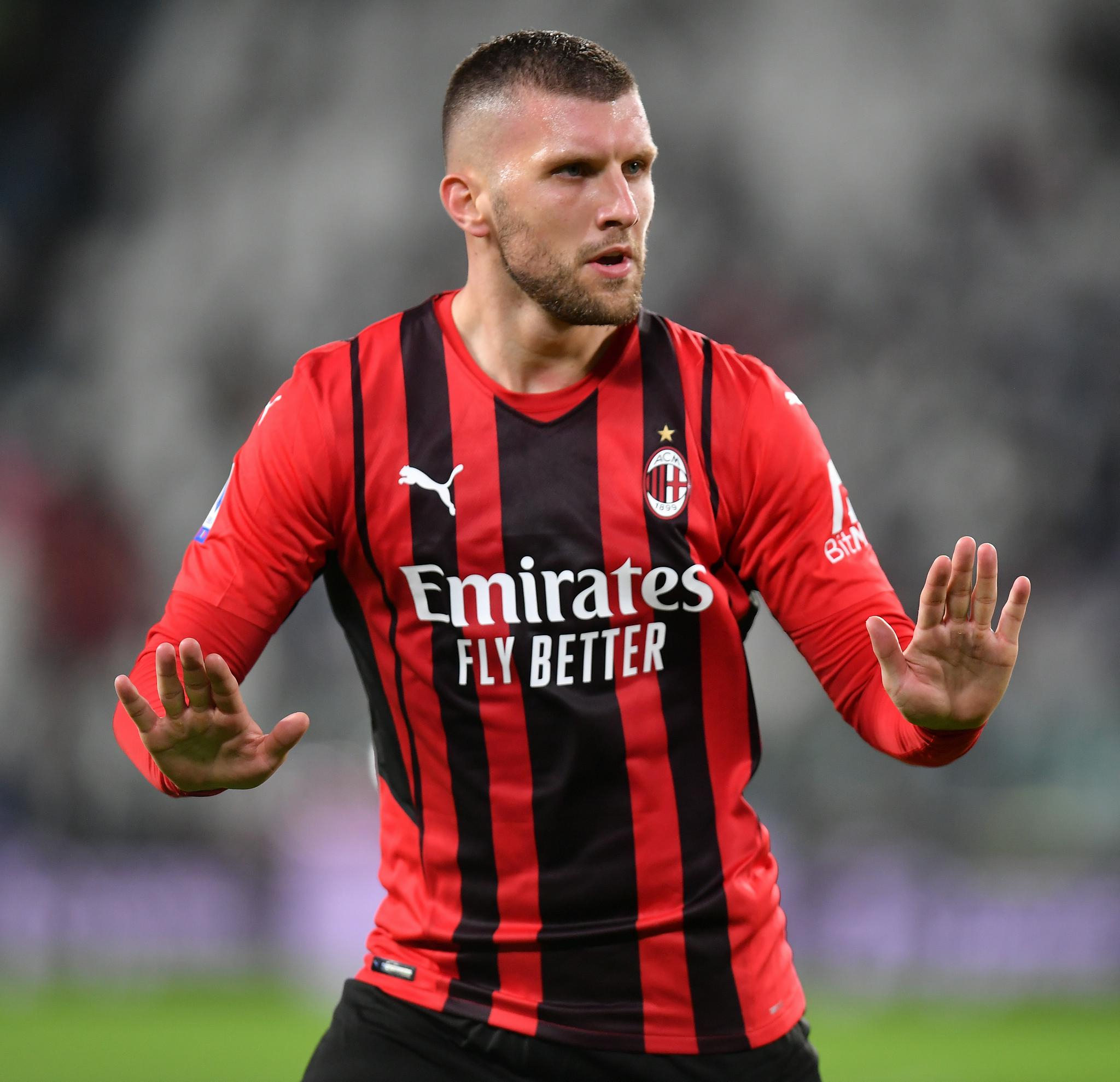 9月19日,尤文图斯队球员莫拉塔(右)与ac米兰队球员托莫里在比赛中拼抢