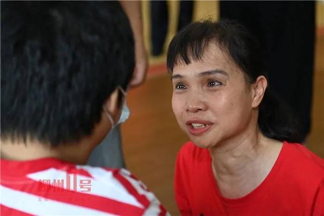 残疾女儿走失，母亲苦寻12年，柳州“妈妈”用爱养大送她回家休闲区蓝鸢梦想 - Www.slyday.coM