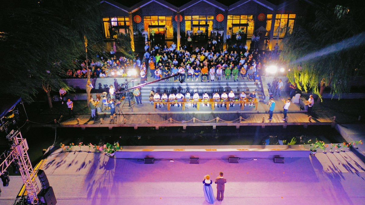 兴化:庆丰收晚会点亮乡村夜生活 助农直播唱"主角"