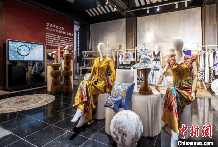 以新疆和田艾德莱斯绸为主题的非遗时尚秀亮相2021北京时装周。北京时装周组委会供图