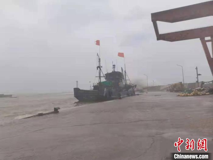 风暴潮影响辽宁大连。　大连海事局供图