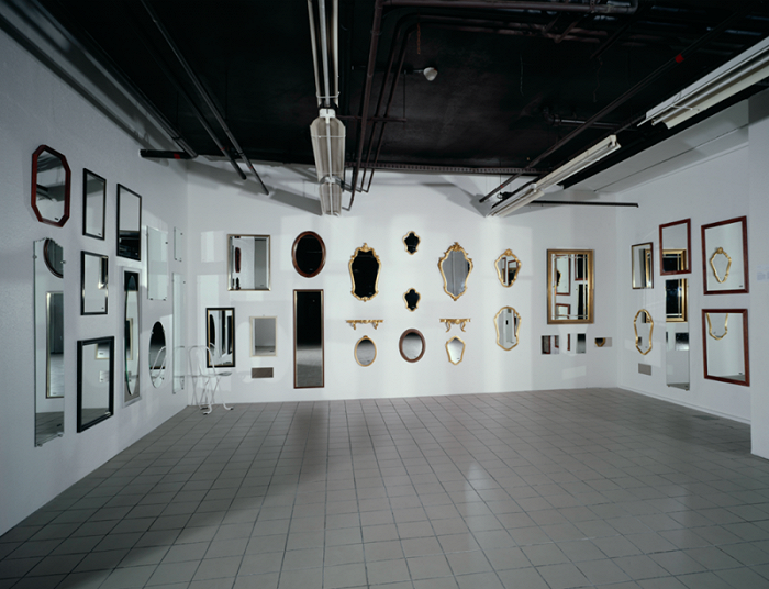 纪尧姆·比伊尔，《镜子展位》 镜子，木头，金属，不同尺寸 1988年 蓬皮杜中心，巴黎 法国国家现代艺术博物馆 - 工业设计中心 图片来源：西岸美术馆