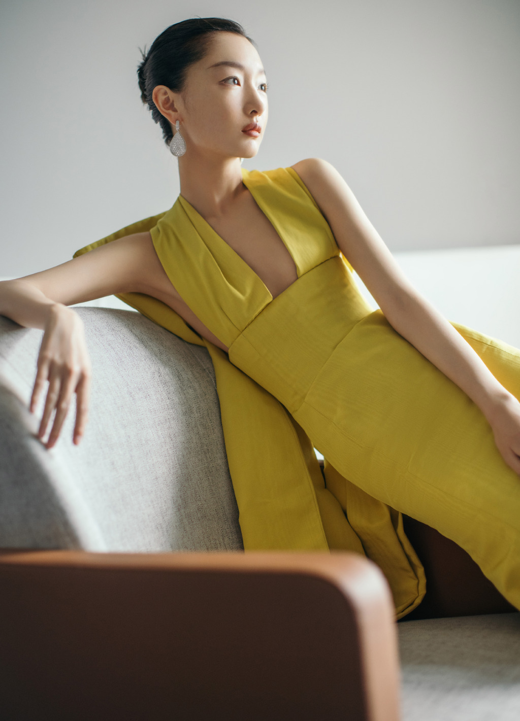 礼服亮相北影节开幕红毯 背巨型蝴蝶结优雅大气|周冬雨|李斐_新浪新闻