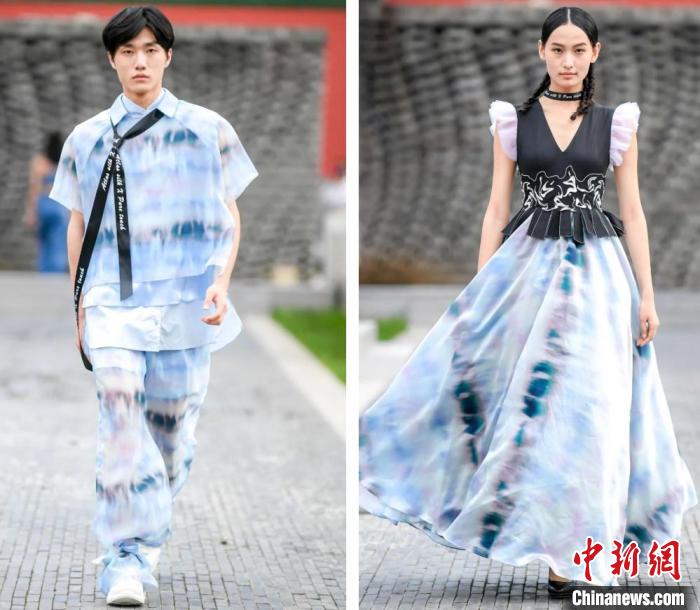 以新疆和田艾德莱斯绸为主题的非遗时尚秀亮相2021北京时装周。北京时装周组委会供图