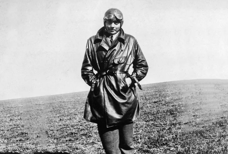 空战起源于一战,那时只有贵族,有钱人才有钱训练开飞机,飞行员还是