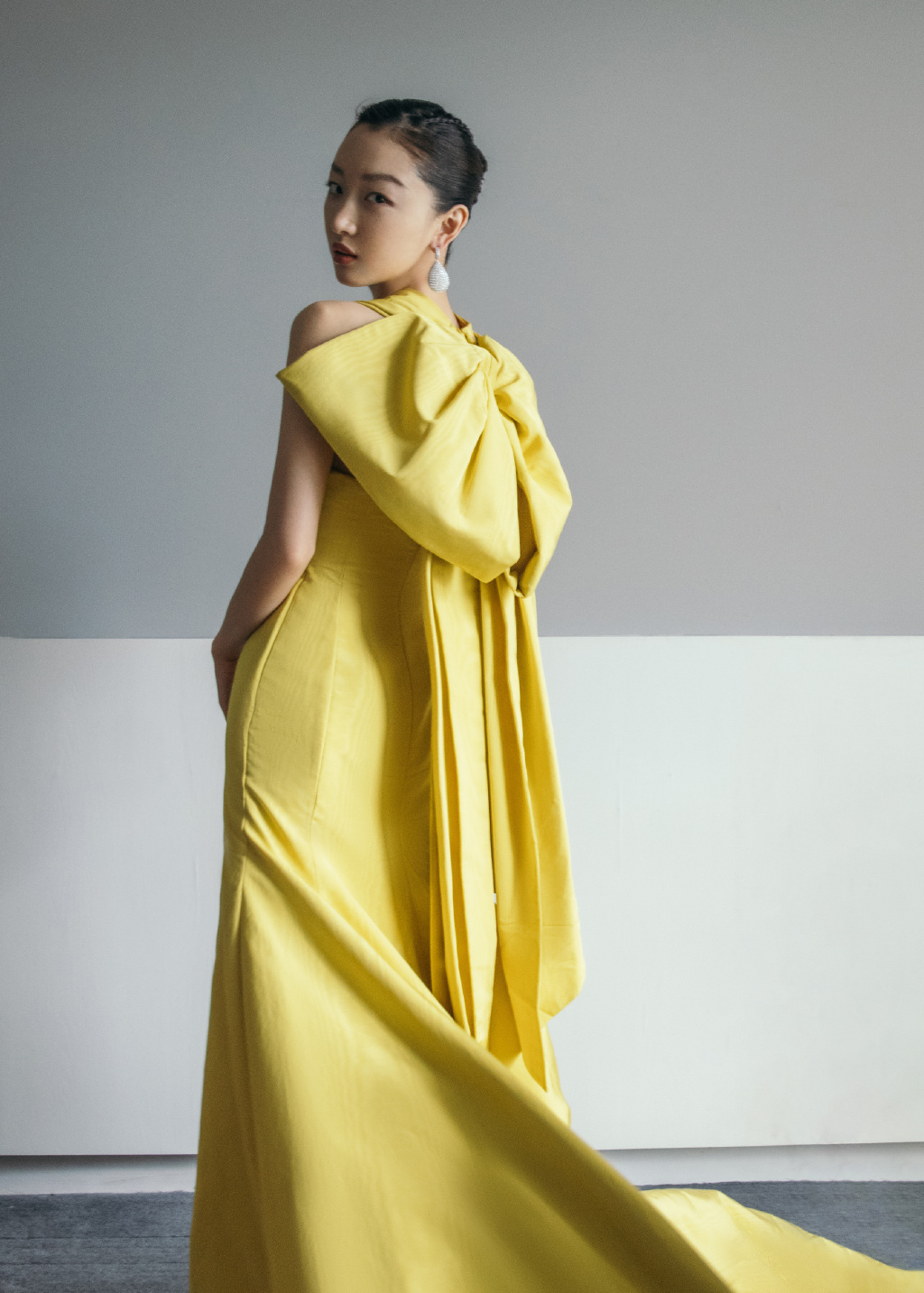 周冬雨身穿明黄色礼服亮相北影节开幕红毯 背巨型蝴蝶结优雅大气