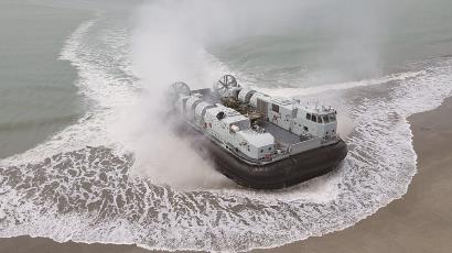 国产"野马"气垫艇抵滩登陆