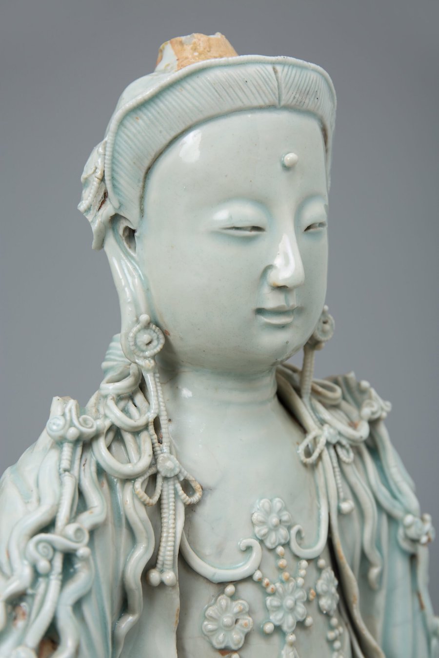 元代景德镇青白瓷观音像(局部)图源:伦敦大学文莱美术馆