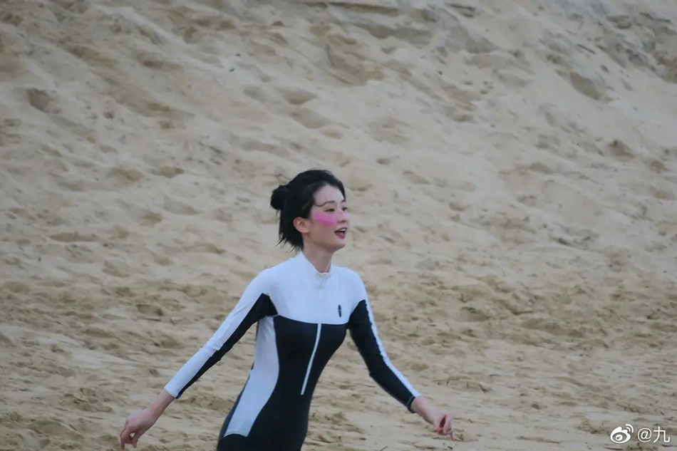 近日,有网友在日月湾偶遇乔欣冲浪,生图下乔欣甜美动人,特别是脸上