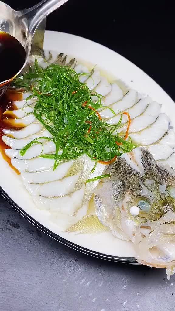 清蒸鲈鱼肉,这样做不腥肉质一点都不老