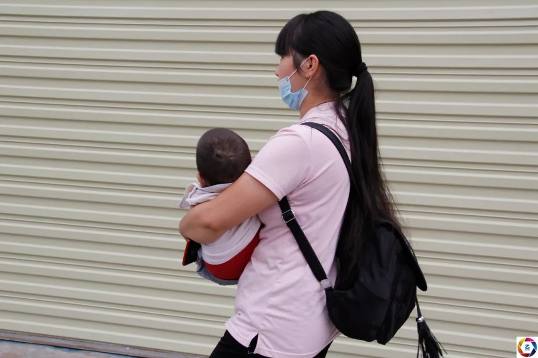 女子挺着孕肚去买菜,中途天气突变跑回家,未料孩子早产引发悲剧