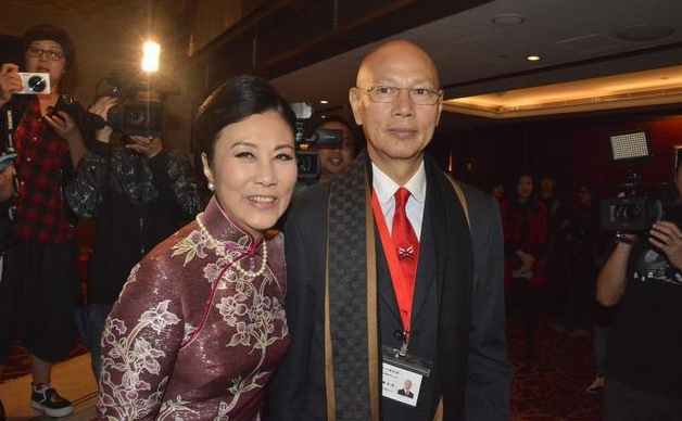 两老迎月74岁汪明荃与老公在家共度中秋节结婚12年遗憾无儿女