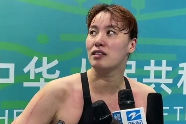 傅园慧哭了恩师罹患白血病胃癌肝癌孙杨汪顺教练陪她颁奖