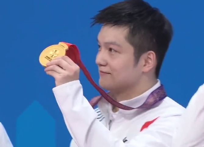 大哥范樊振东拉全队登最高领奖台向队友示范举金牌巨大反差