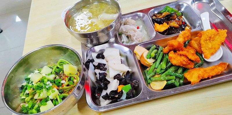 有图有真相的食堂菜单饭菜赛过酒店自助网友说这叫炫福利