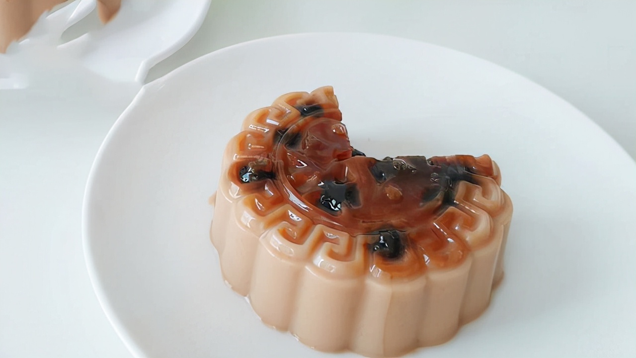 除了上述这些,还有臭豆腐月饼,方便面月饼,韭菜鸡蛋月饼等等等等,不光