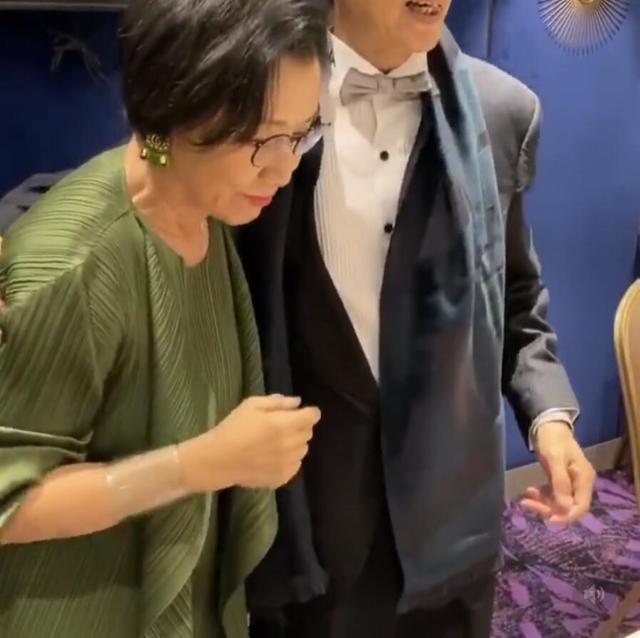 汪明荃跟老公穿情侣装看拳赛74岁还这么会赶时髦是个潮奶奶