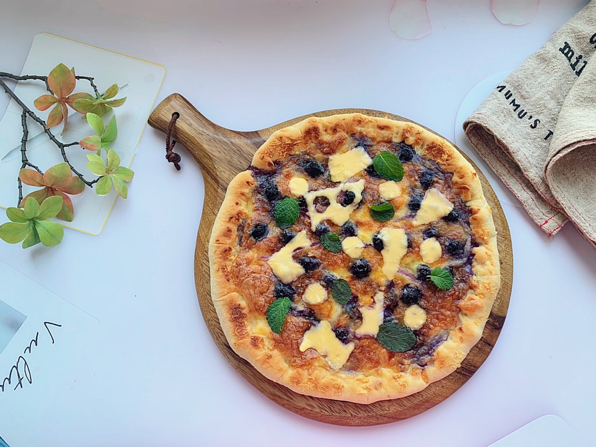 我教你自制蓝莓披萨酸甜可口松软适中芝士味道超浓郁