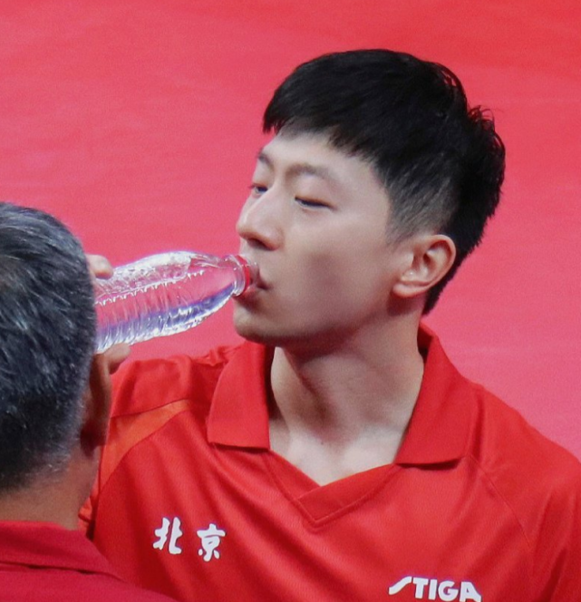 CCTV直播男团决战，国乒三巨头神仙打架，马龙王楚钦压制樊振东休闲区蓝鸢梦想 - Www.slyday.coM