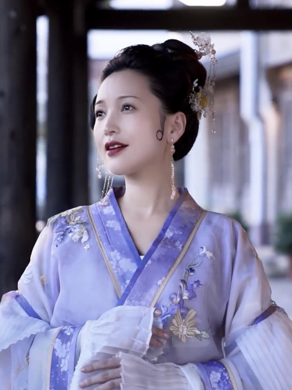 38岁金莎中秋节扮嫦娥,古装扮相气质佳,网友:不演电视剧可惜了