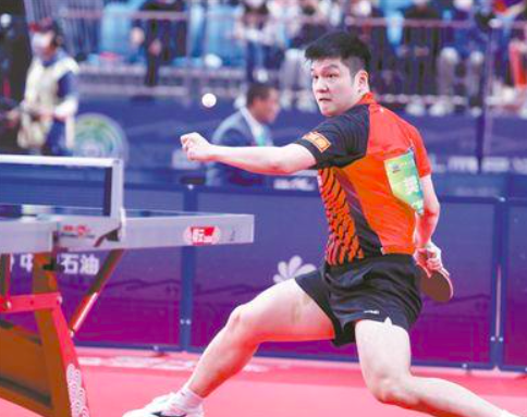 CCTV直播男团决战，国乒三巨头神仙打架，马龙王楚钦压制樊振东休闲区蓝鸢梦想 - Www.slyday.coM