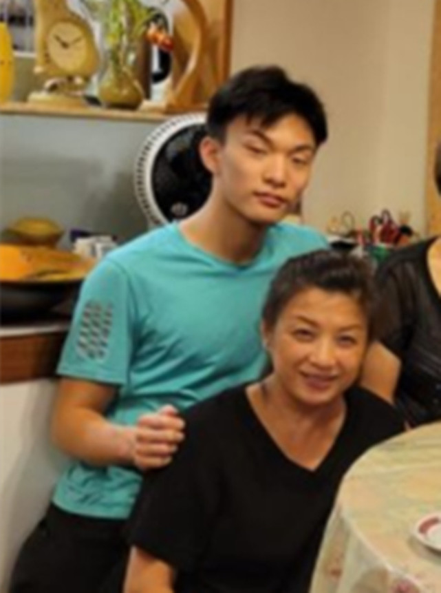 钱小豪内地忙工作长子携女友跟祖父母过中秋继母与弟弟罕露面