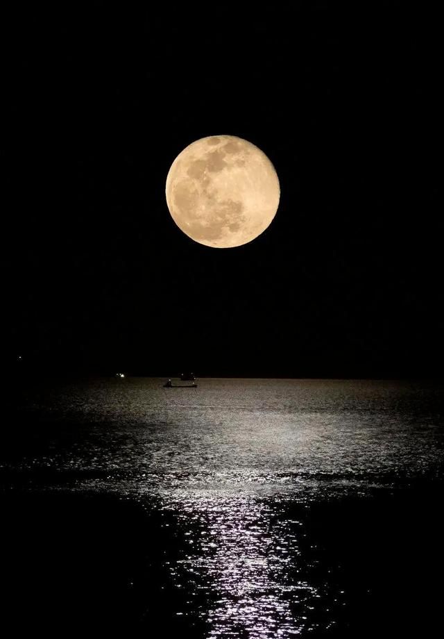 刷屏朋友圈的102个最美月亮今天想借你3分钟一起欣赏