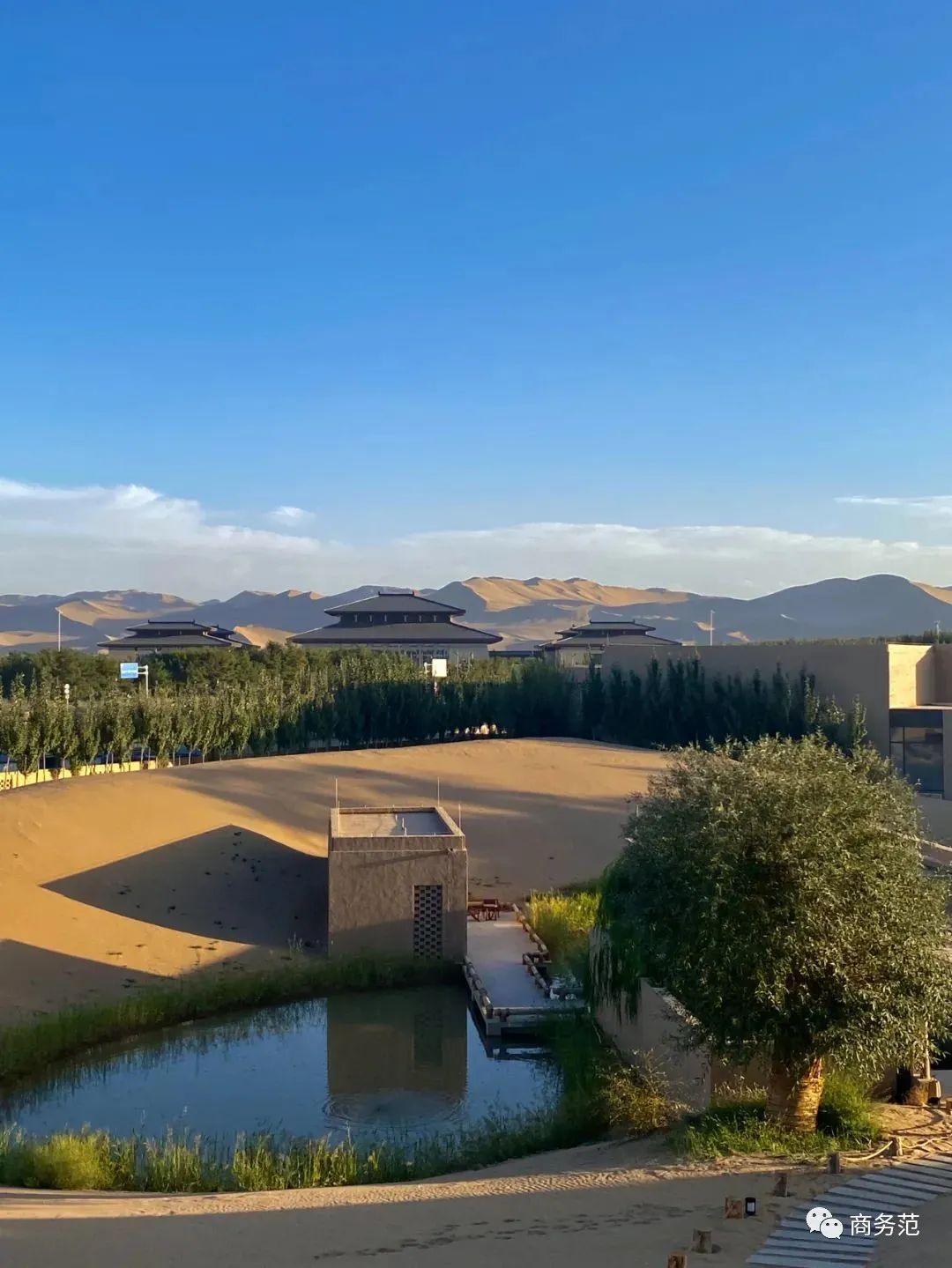 和鸣沙山连成一片,沙丘上还有一个人工湖,参照的正是敦煌著名的月牙泉