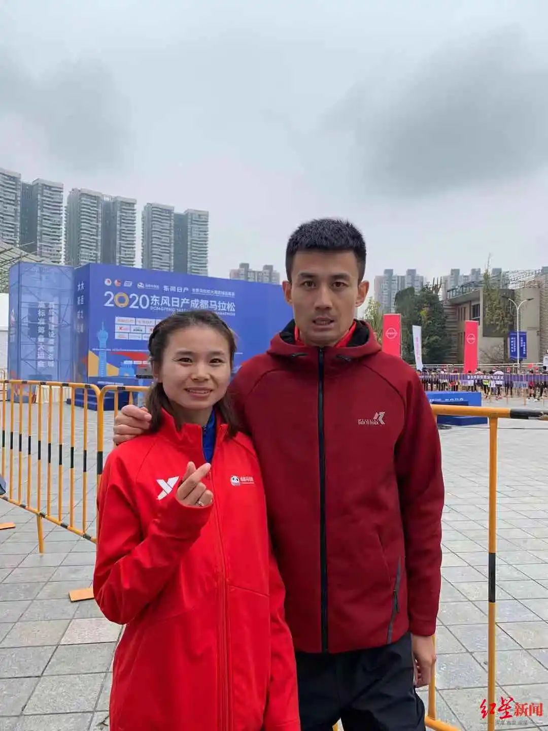 "关思杨表示."业余选手"还有一个浪漫的好处,夫妻俩可以一起征战赛场.